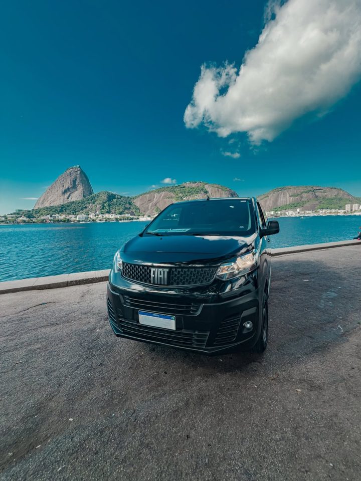Fiat Scudo da Ilha Go com o Pão de Açúcar ao fundo